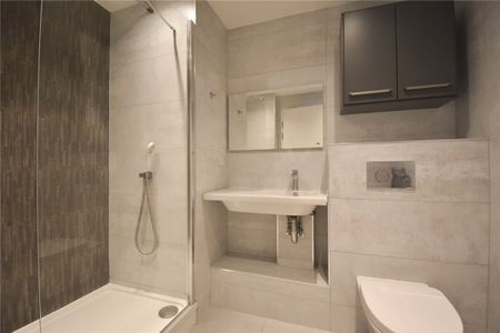 Well presented 2 bedroom apartment for rent in Cambridge at this prestigious development with daily porterage service & Gym. Local amenities close by. Walking distance to Addenbrookes Hospital, Railway Station & City centre. Allocated Parking. Unfurnished. - Photo 5