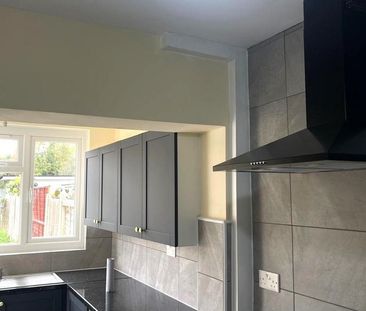 3 bedroom end of terrace house to rent - Photo 3