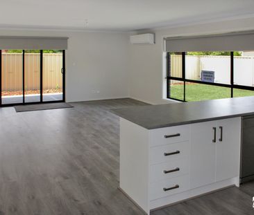 Four Bedrooms + Ensuite - Central Location! - Photo 1