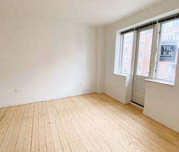 Centralt beliggende 3-værelses lejlighed med altan - Foto 3