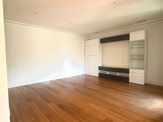 QUALITY AND STYLE WITH AN ENTERTAINERS EDGE - Photo 1