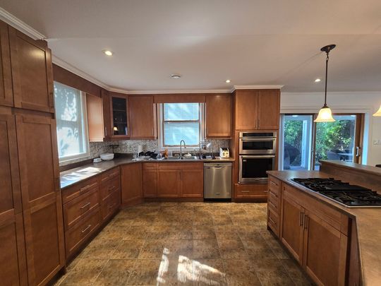 **2 BEDROOM MAIN UNIT STEPS FROM LAKE ONTARIO** - Photo 1