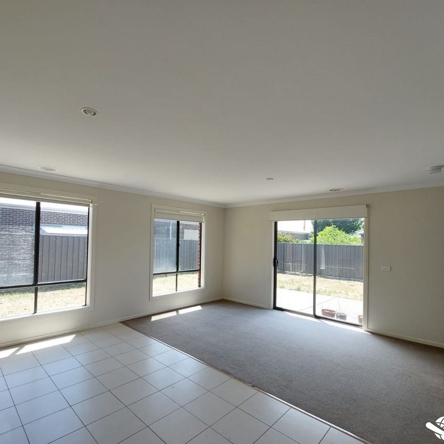 Spacious House with excellent Location in Tarneit - Photo 1