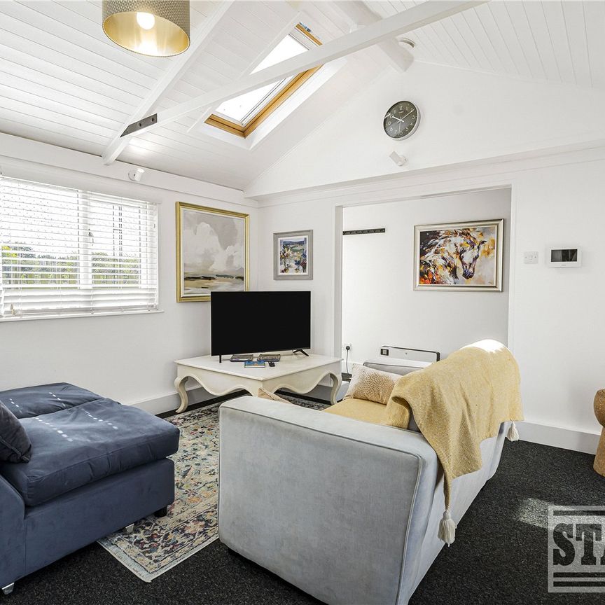 Rush Green, Hertford - Photo 1