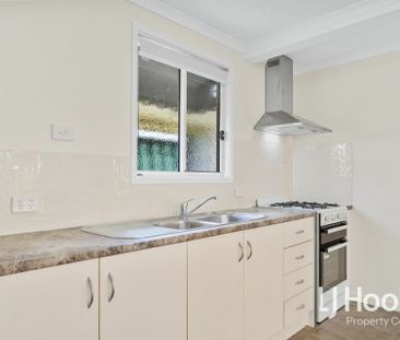 Conveniently Located Villa - Photo 2