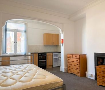 1 bedroom in a house share to rent - Photo 2