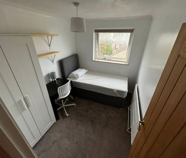 Room in a Shared Flat, Hanford Close, SW18 - Photo 1