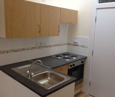 49 Sea Front, Hayling Island - Photo 2