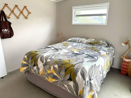 Cosy retro-style 3-bedroom bach available for ... - Photo 5