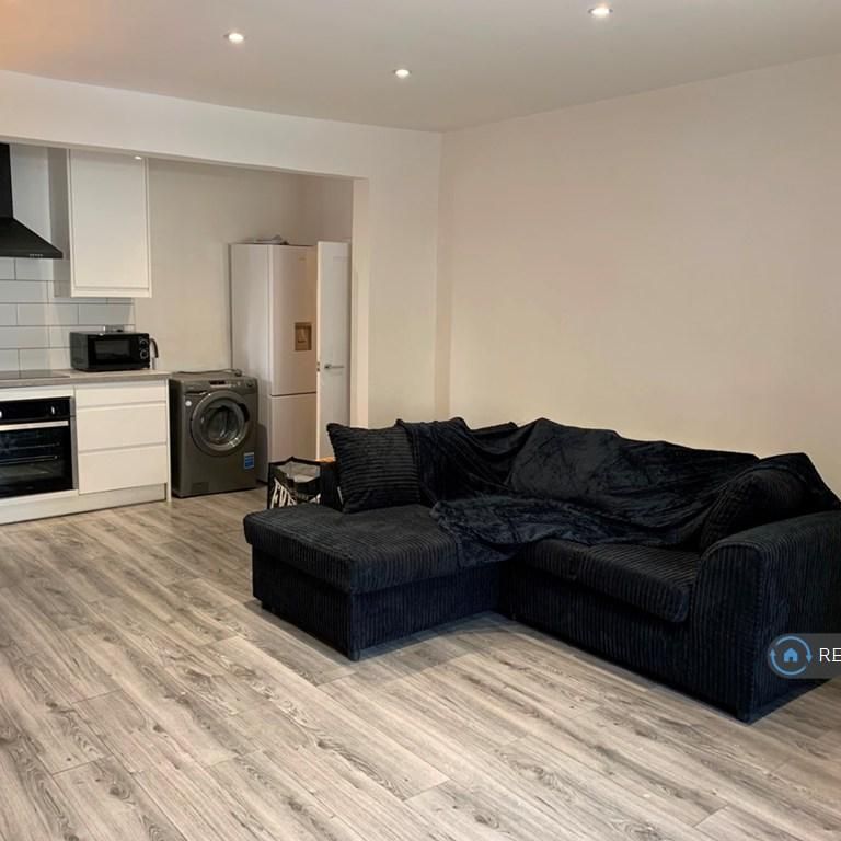 1 bedroom in a house share to rent - Photo 1