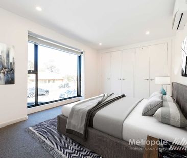 STYLISH FAMILY HOME IN EXCELLENT LOCATION - Photo 3