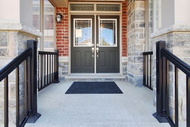 For Lease - 5 Blazing Star Street, East Gwillimbury, Ontario - Photo 1