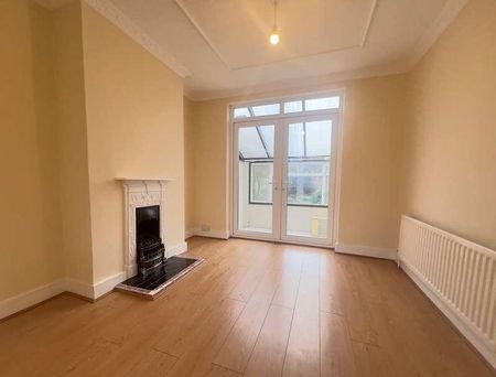 Uxbridge, Middlesex, UB10 - Photo 2