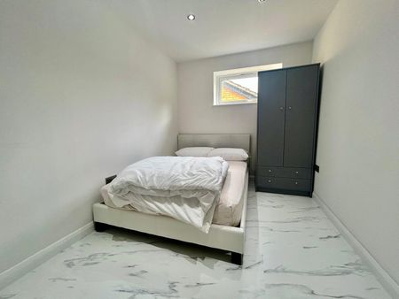 Aldershot Road, Fleet, Hampshire, GU51 - Photo 3