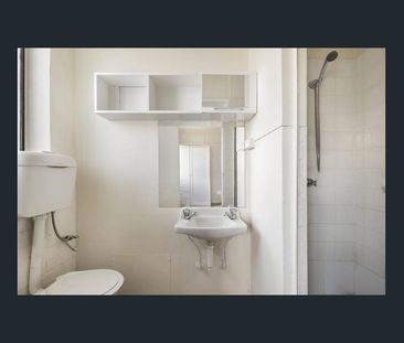 Light-Filled One-Bedroom Apartment Steps from Cafés & Parks - Photo 2