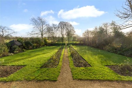 An exceptional and beautifully restored, Grade II listed, five bedroom Manor House. - Photo 3