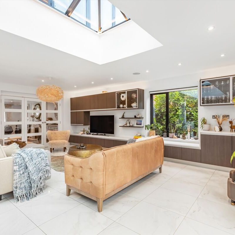 A beautifully presented six bedroom family home, benefiting from bright and expansive interiors. - Photo 1