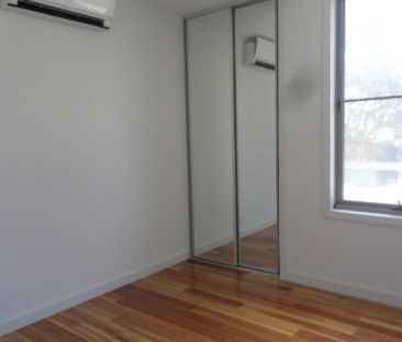Walk To All Local Amenities - Stunning Two Bedroom Apartment - Photo 3