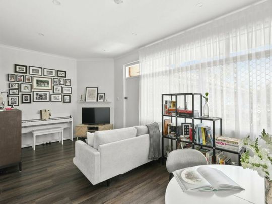 Bright 1 Bedroom Apartment ! - Photo 1