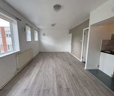 3 bedroom flat to rent - Photo 3