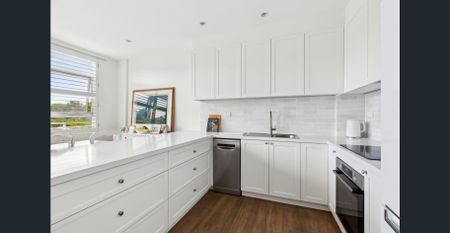 'White Ripples' Stylish Waterfront Extra Large One Bedroom Designer Apartment - Photo 3