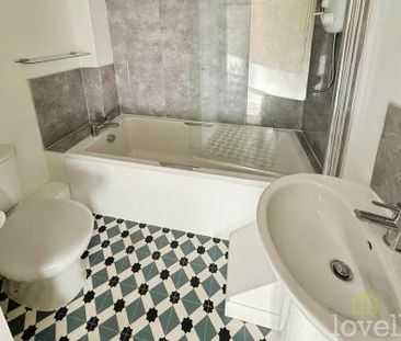 3 bedroom Semi-detached house To Let - Photo 4