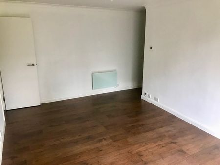 Spacious 1 Bedroom Flat in Prime Location, Worcester Park - Photo 2