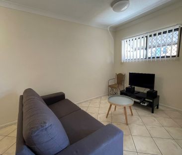 Great Location, Great Fully Furnished Apartment - Photo 2