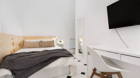 Room in a shared 8-bedroom apartment for rent in El Gotic, only for professionals or students - Photo 5