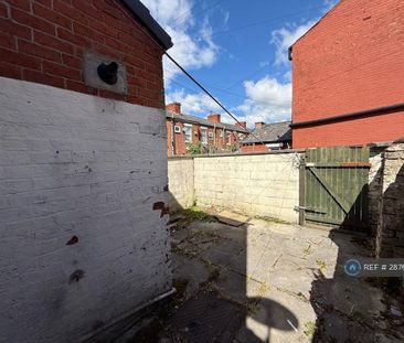 3 bedroom end of terrace house to rent - Photo 6