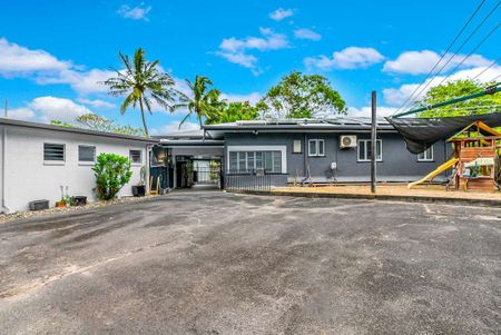 Lovely Quaint Convenient Home with Huge Pool! - Photo 5