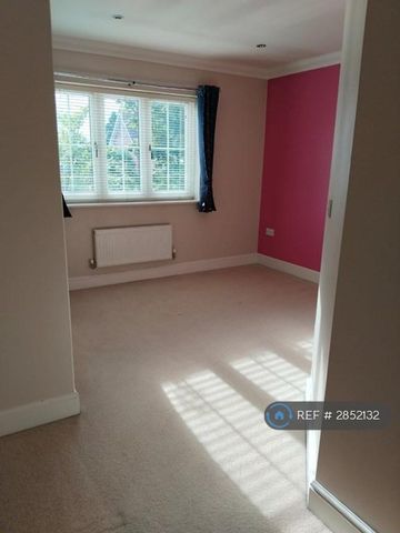 4 bedroom detached house to rent - Photo 3