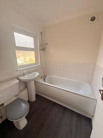 Flat 4, Rayleigh Road, Benfleet, Essex, SS7 - Photo 4