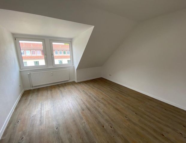 Schöne 4-Zimmer-Wohnung in Zeven mit Laminatboden und Tageslichtbad - ab sofort verfügbar - Photo 1