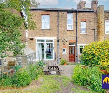 4 bedroom semi-detached house to rent - Photo 5