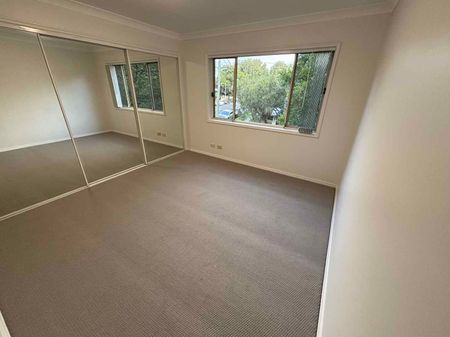 Spacious 2 Story Townhouse - Photo 4