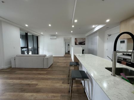 Contemporary Comfort & Convenience in Liverpool's Vibrant CBD - Photo 3