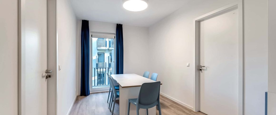 Reduced Rent - Fully furnished private room with balcony in a 5 people shared mixed apartment - Foto 1