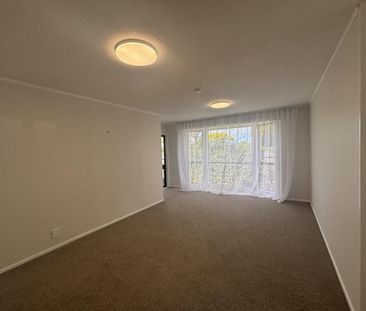 Modern three bedroom home in Springvale - Photo 5