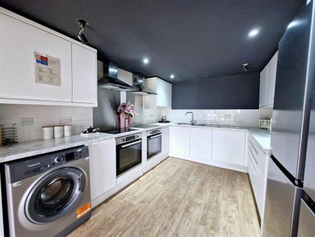 1 bedroom in a house share to rent - Photo 4