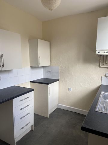 2 bedroom end of terrace house to rent - Photo 2