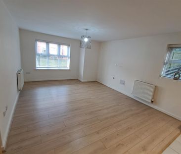 2 bed flat to rent in Walton Road, Bushey, WD23 - Photo 2