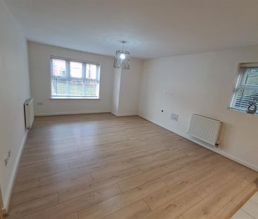 2 bed flat to rent in Walton Road, Bushey, WD23 - Photo 3