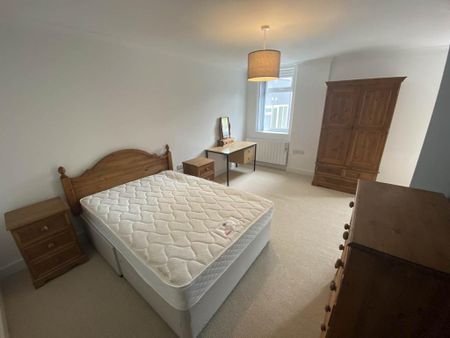 4 bedroom flat to rent - Photo 2