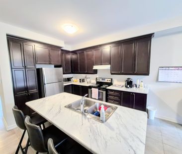 For Lease - 61 Mondial Crescent, East Gwillimbury, Ontario - Photo 6