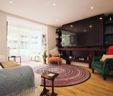 A magnificent two bedroom maisonette in a sought-after area. Offere... - Photo 3