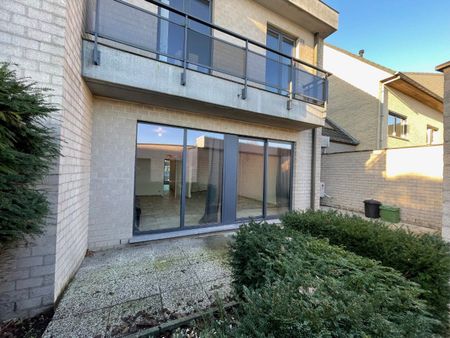 Gelijkvloersappartement met 2 slpks, privé tuintje én ruime garage - Photo 3