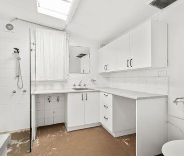 Comfortable 3-Bedroom Home with Spacious Backyard - Photo 4