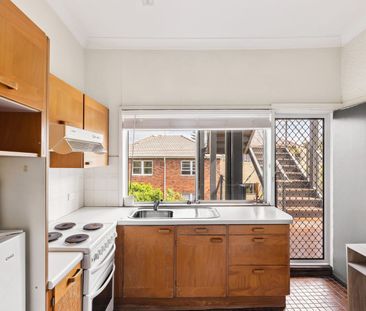 Oversized 1-bed Art Deco residence - Photo 6