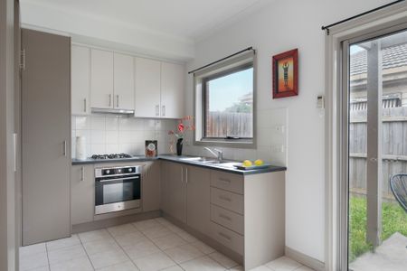 Great Value, Fantastic Location! - Photo 5